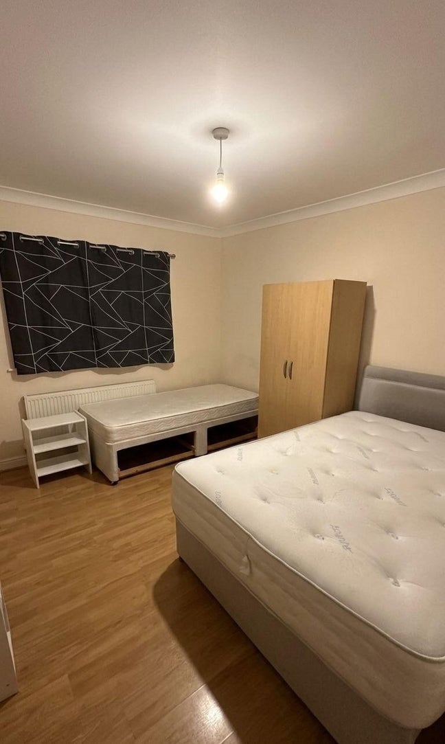 Spacious double bedroom available  Main Photo