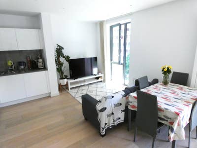 Luxury studio, Balcony, Gym, Pool, Concierge, E16 Main Photo