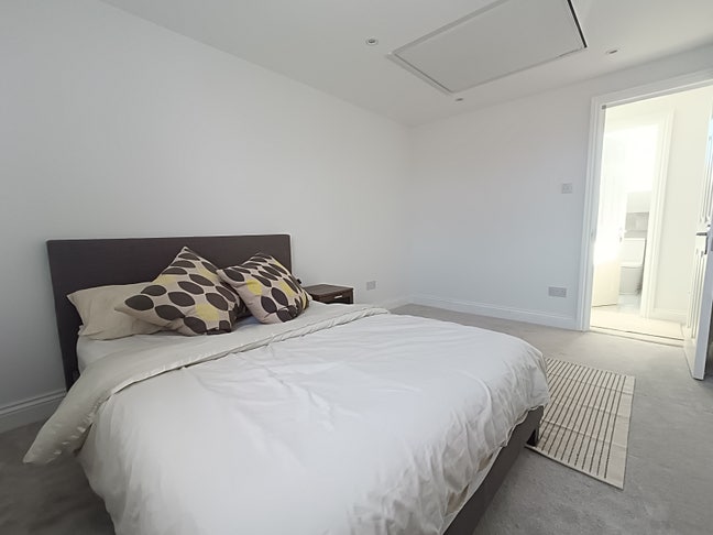 NEW EnSuite Large Double Bedroom - Bills included  Main Photo