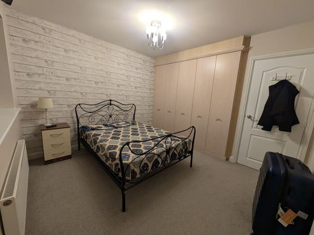 Double room in quiet house share near town. Main Photo