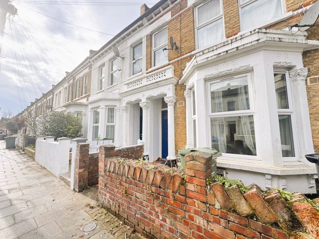 Large 2Bed Extra Room Split Over 2Floors Solon Rd Main Photo