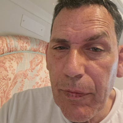 Professional Male seeks a single or double room Main Photo