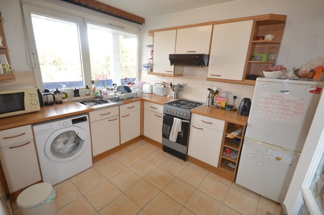 Once a Local Pub, Now an Exceptional 3-Bed Flat Main Photo