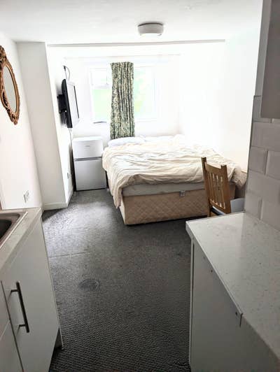 Spacious Studio Flat | All Bills Included  Main Photo