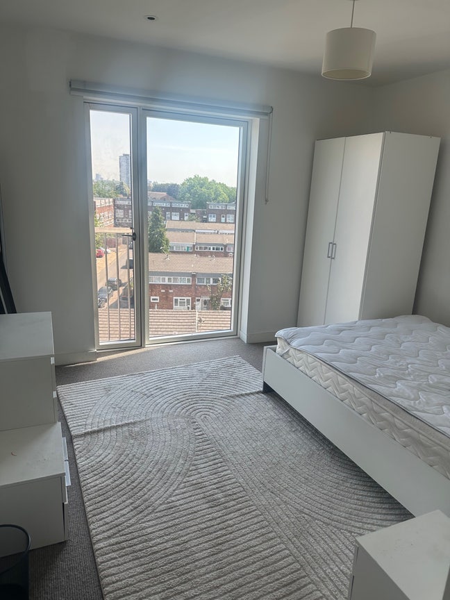 1 Double Bedroom en-suite E16  - July & Aug !! Main Photo