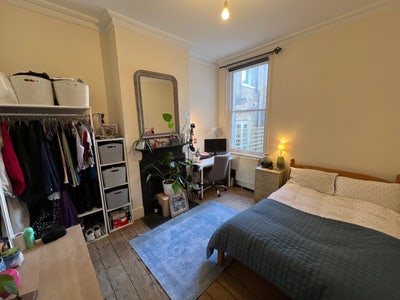 Double Bedroom in Stunning Mile End House Main Photo