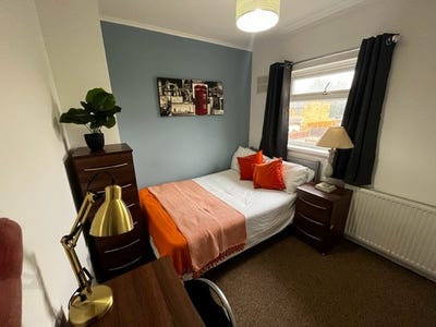  Double Room|Close to hospital - Deposit Options* Main Photo