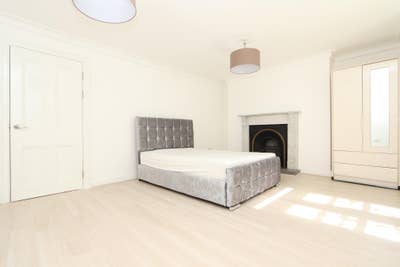 Spacious Last Room Near Mile End and Bow Main Photo