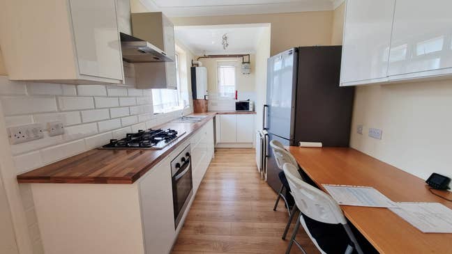 Contemporary 3 Bed Flat in Hounslow Main Photo
