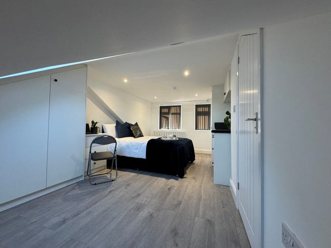 Luxury spacious loft En suite room available Main Photo