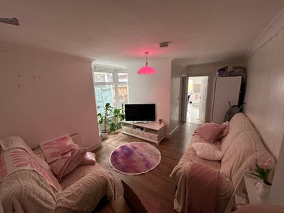 🌞 Friendly double room east LDN - bills incl. Main Photo