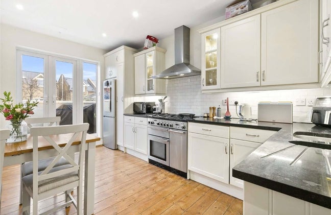 Large Room Close to Wandsworth Town Main Photo