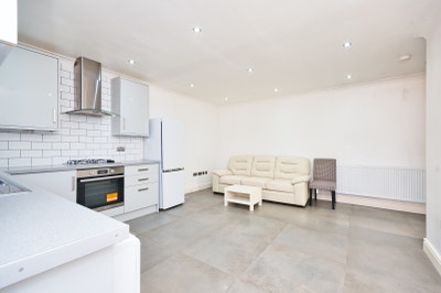 1 Bed Annexed House in Gants Hill IG2 Main Photo