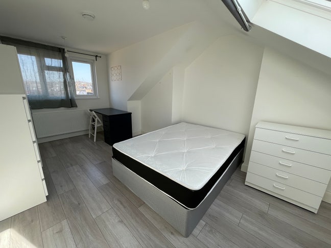 Double Ensuite Clean Flat Close to All Amenities Main Photo