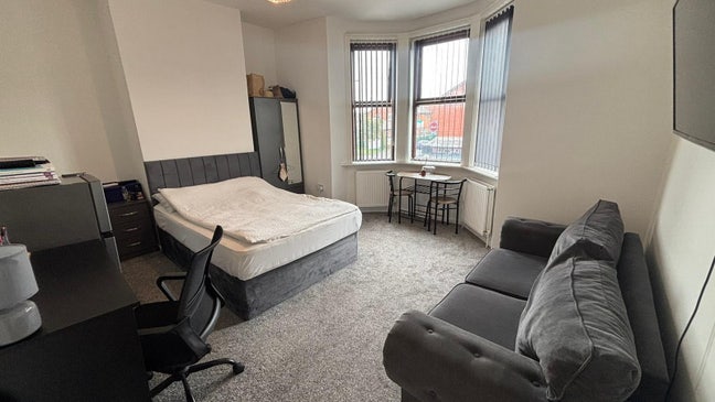 Sep 26 | Huge Rooms | All Female House | Bills inc Main Photo