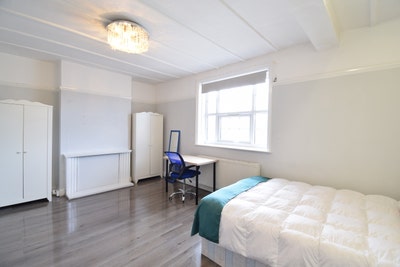 Large Room in Shared House – Fast Commute, No Hidd Main Photo