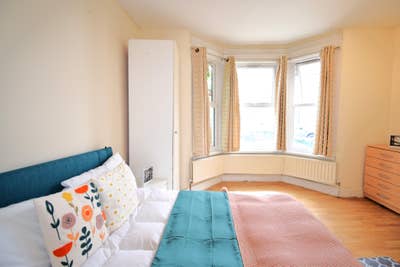 Perfect for Professionals – Quiet Room / Spacious Main Photo