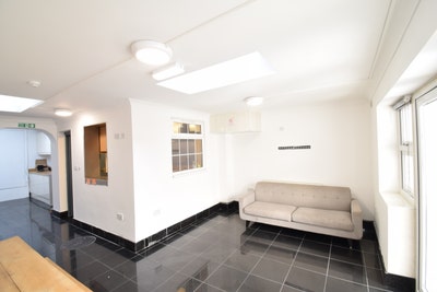 Stylish Room in a Friendly House Share! Main Photo