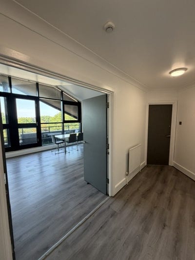 Spacious 2 Bedroom in E1W penthouse  Main Photo