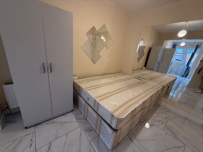 Double Room Clean Quiet House w/Garden Main Photo