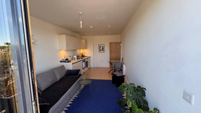 Spacious 1 bedroom top floor Main Photo