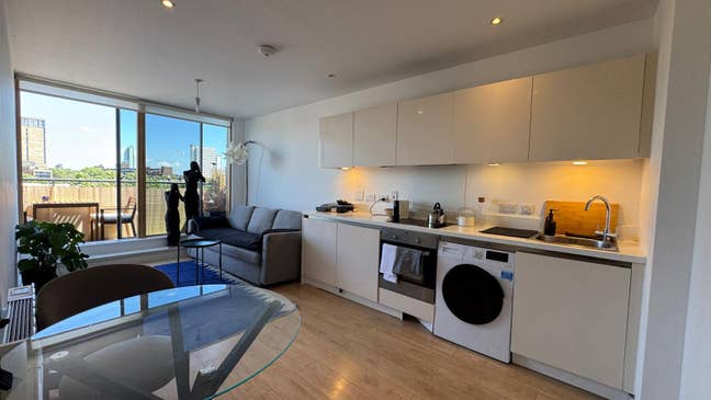 Spacious 1 bedroom top floor Main Photo