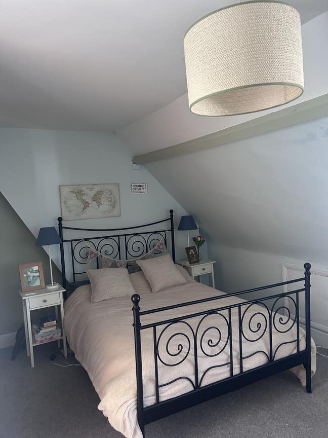 Beautiful ensuite third floor of victorian house Main Photo