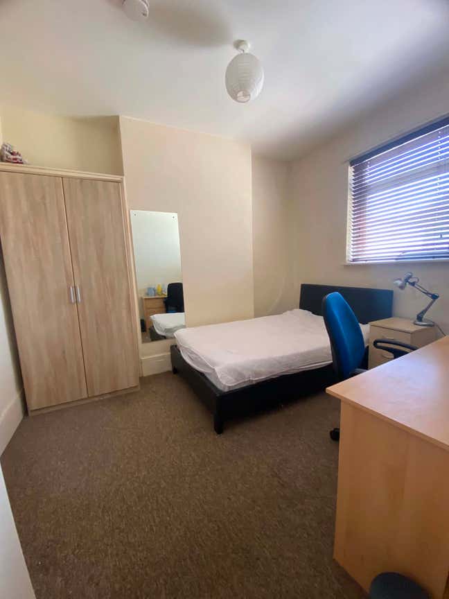 URGENT: 1 double bedroom and 1 single bedroom Main Photo