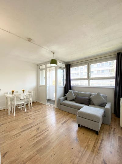 🔥 Modern 4-Bed, Flat with 2 Bath, Balcony & Lift Main Photo
