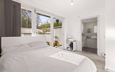 Double room w/ huge private balcony & en suite Main Photo