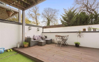 Double room w/ huge private balcony & en suite Main Photo