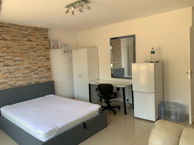 Studio Style with private garden entrance  Main Photo