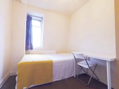  cosy room in tidy flat ,4 mins shepher,5m to tube Main Photo