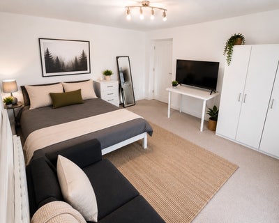 Spacious double room - wimbledon station Main Photo