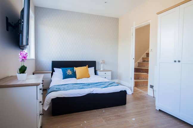 Wandsworth Modern Double En-suite Room with Garden Main Photo