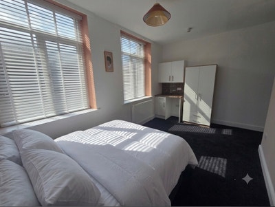 New En-Suite Rooms In A Former Hotel  + Parking  Main Photo