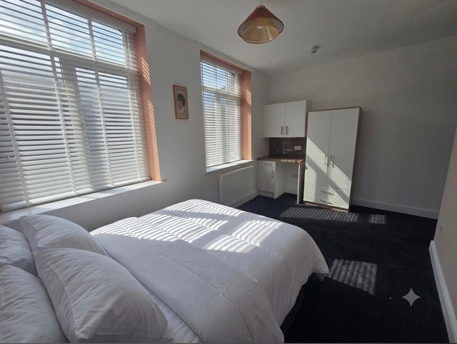 New En-Suite Rooms In A Former Hotel  + Parking  Main Photo