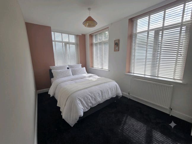 New En-Suite Rooms In A Former Hotel  + Parking  Main Photo