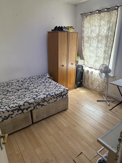 Double room in a house share Main Photo
