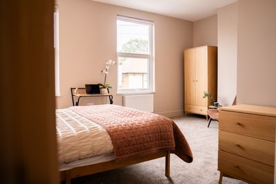 Large Double En-Suite Room in Shared House  Main Photo