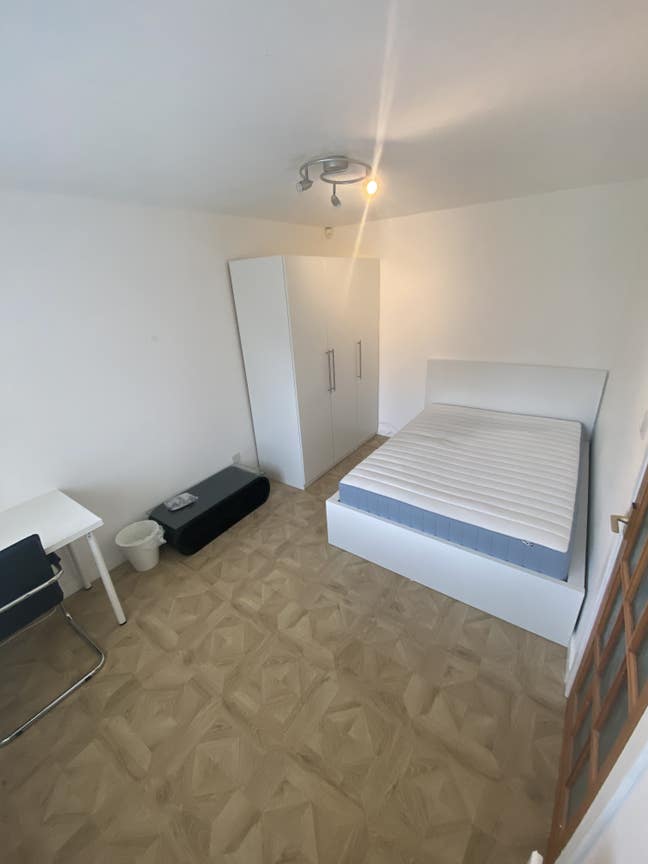 Student Room Available in 3-Bed House  Main Photo