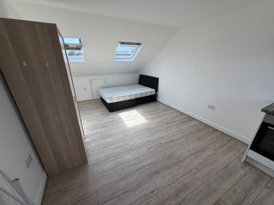Rooms available in a friendly house share Main Photo