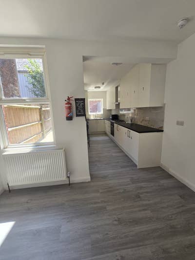 No Deposit! Newly Refurbished 6-Bed All-Ensuite Main Photo