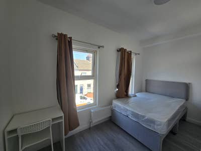 No Deposit + 2 WEEKS FREE! 6-Bed All-Ensuite Main Photo