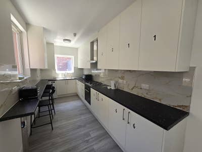 No Deposit + 2 WEEKS FREE! 6-Bed All-Ensuite Main Photo
