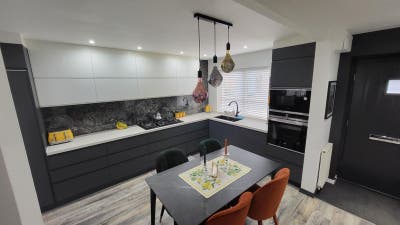 STUNNING HighSpec Double Ensuite Room Near G.C.H.Q Main Photo