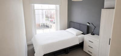 1 En Suite in a 3 Bed Flat, in a Great Location! Main Photo