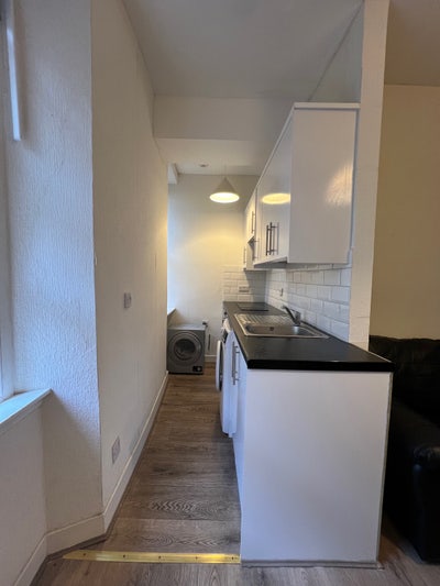    1-Bed Flat in Edinburgh City Centre EH3 9QF Main Photo