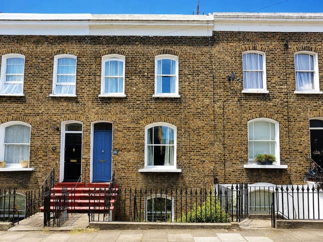 Large 5 Double Beds | 3 Baths | 2 Mins to Station Main Photo
