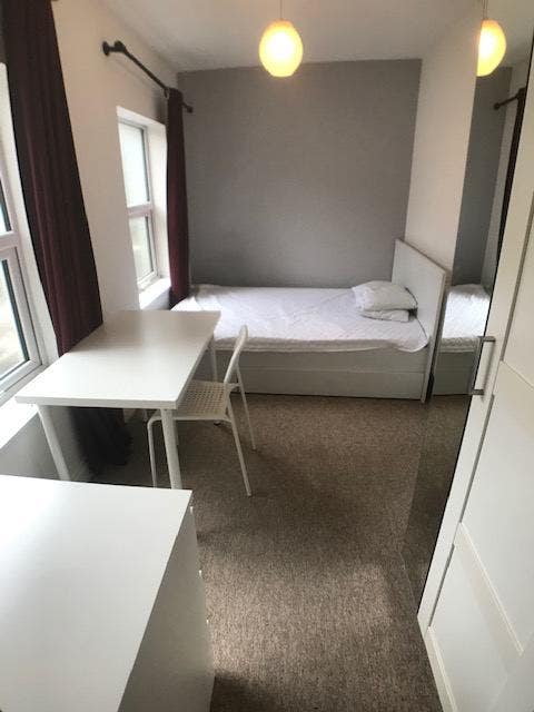 Ensuite couples room in a three bed apartment  Main Photo